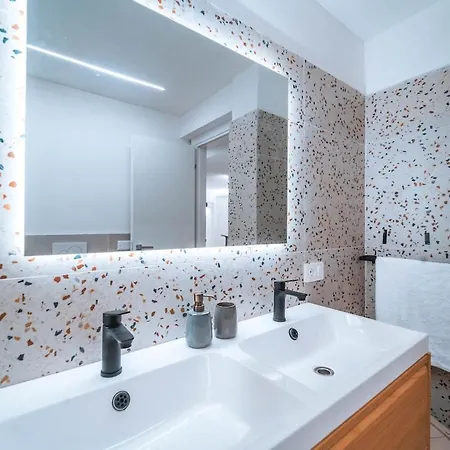 Апартаменти Luxuryresidence Portofino Vistamare&piscina *